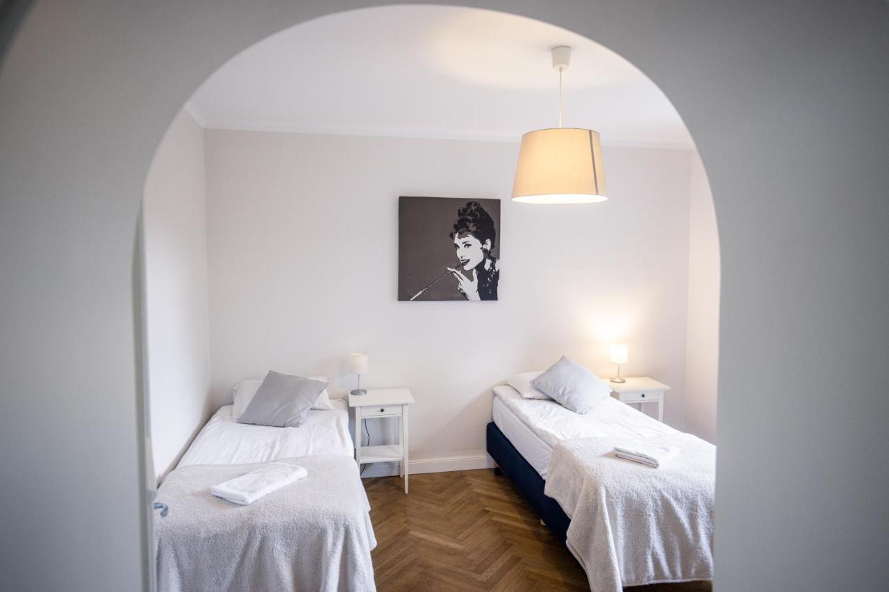 Manor Apartments, Чопак Екстериор снимка
