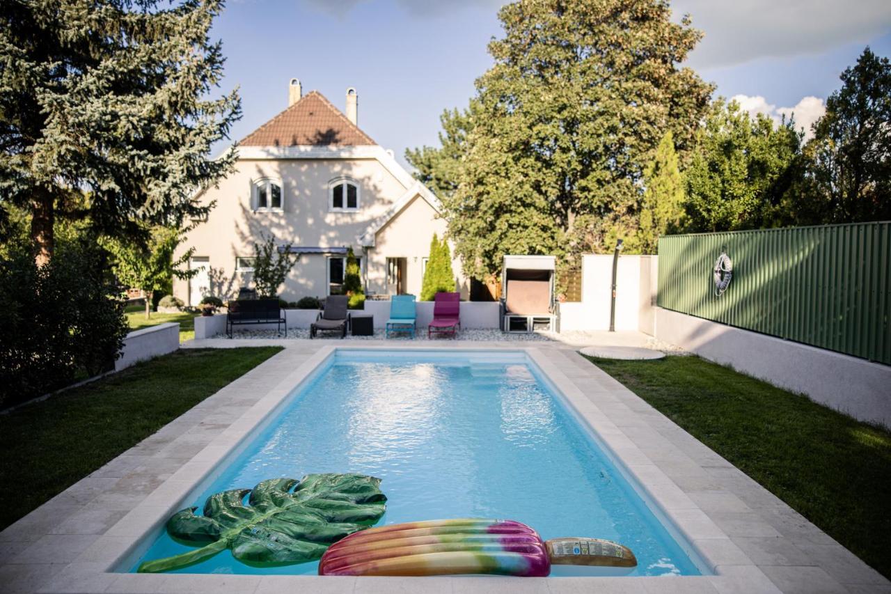 Manor Apartments, Чопак Екстериор снимка