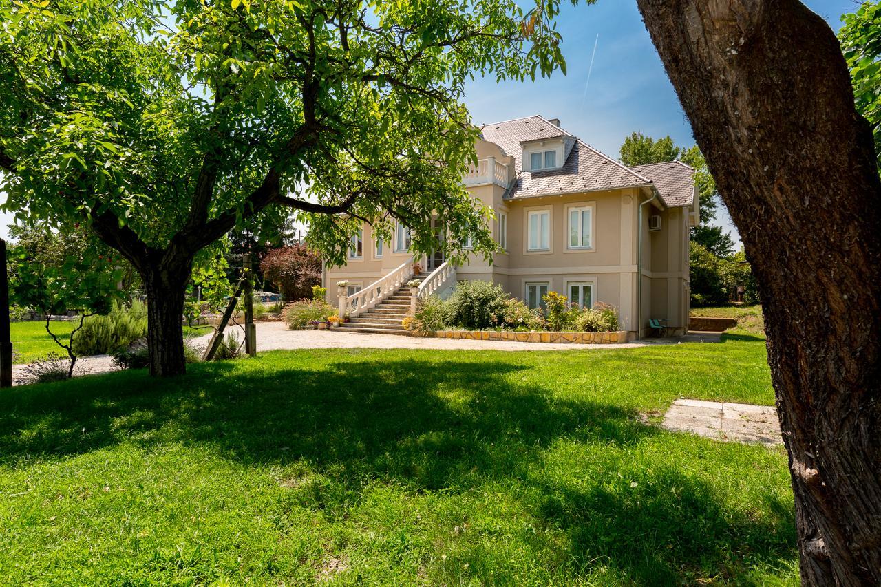 Manor Apartments, Чопак Екстериор снимка