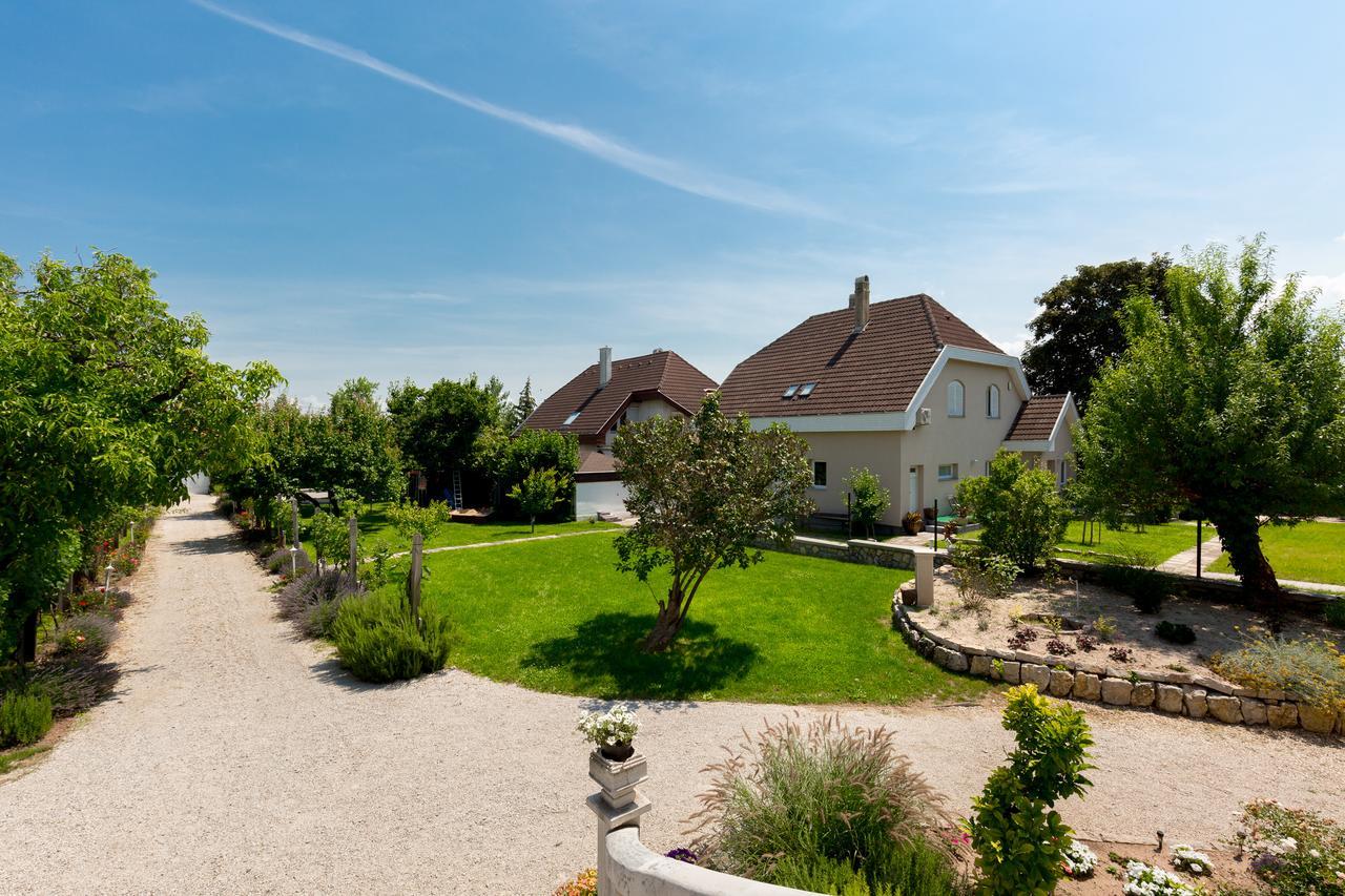 Manor Apartments, Чопак Екстериор снимка
