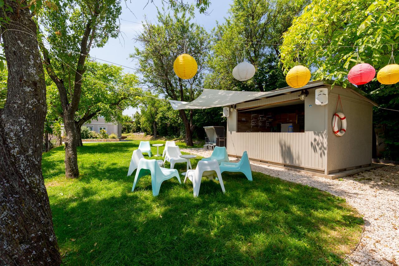 Manor Apartments, Чопак Екстериор снимка