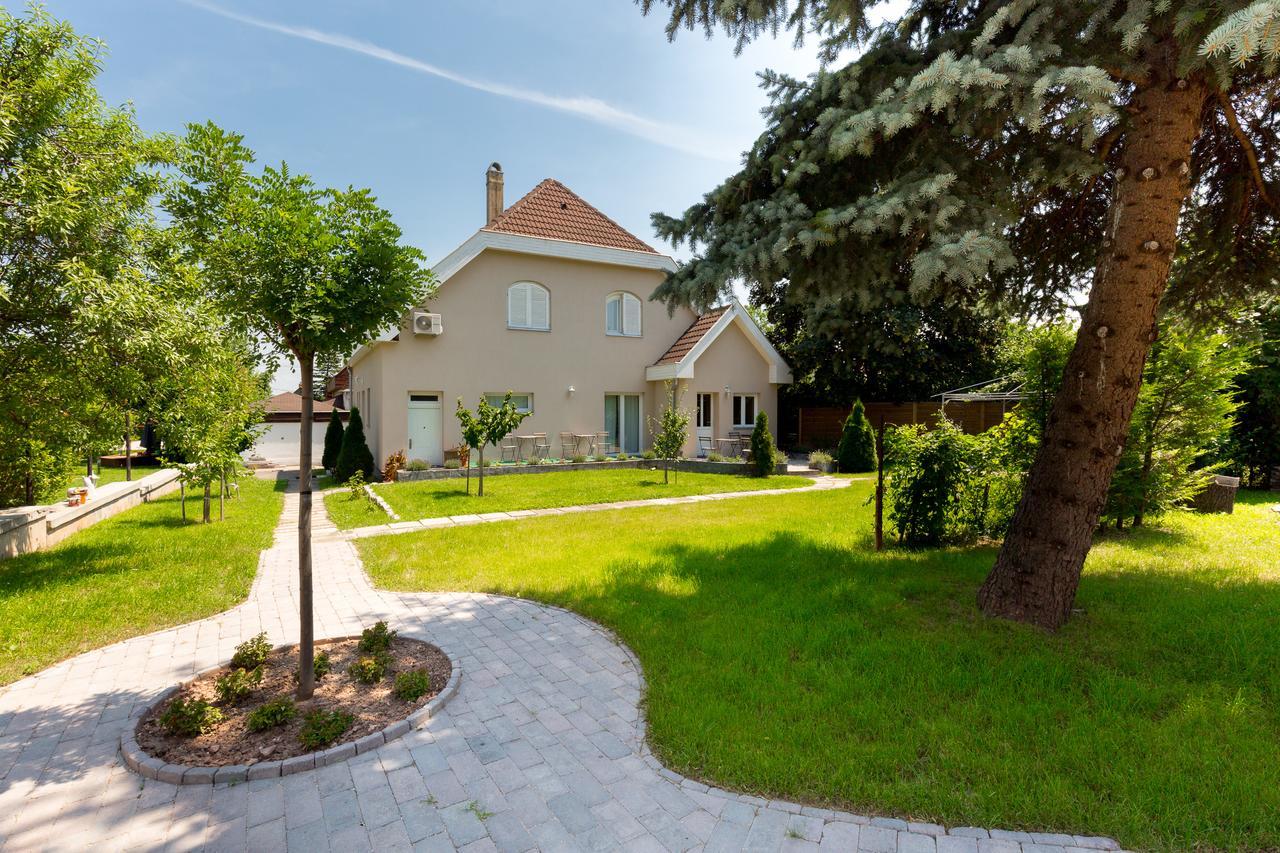 Manor Apartments, Чопак Екстериор снимка