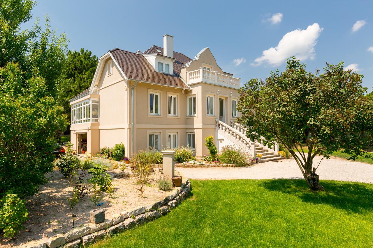 Manor Apartments, Чопак Екстериор снимка